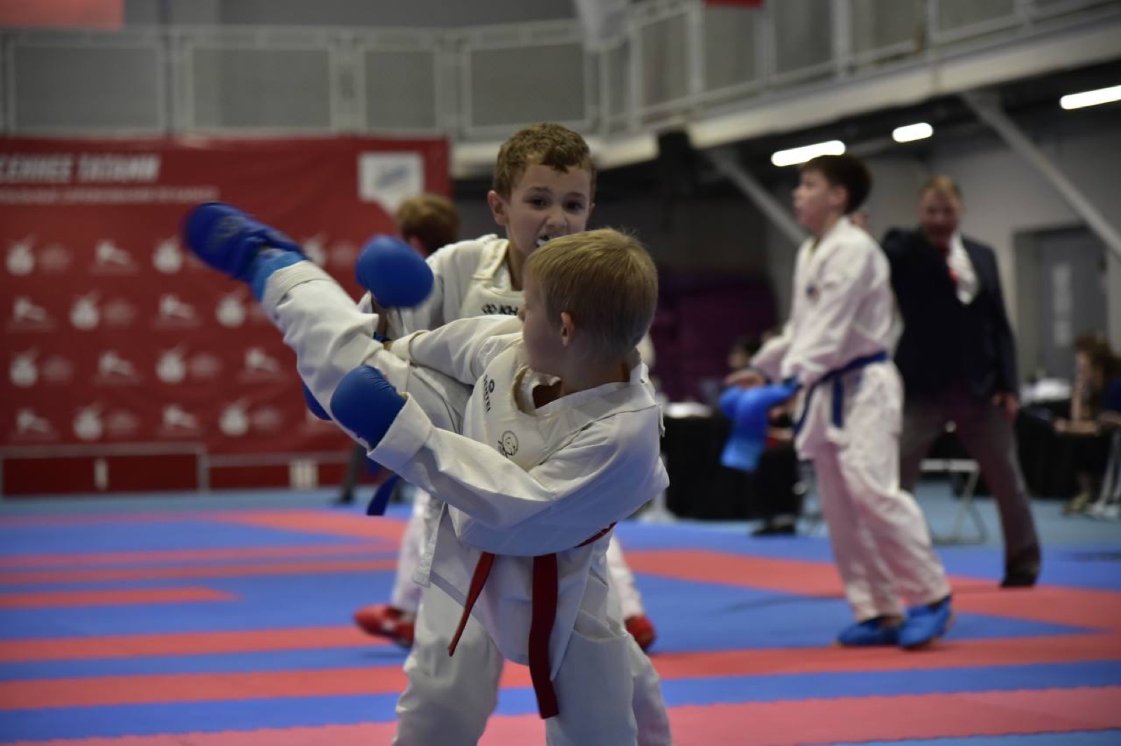 Юные спортсмены HAJIME отрабатывают технику удара