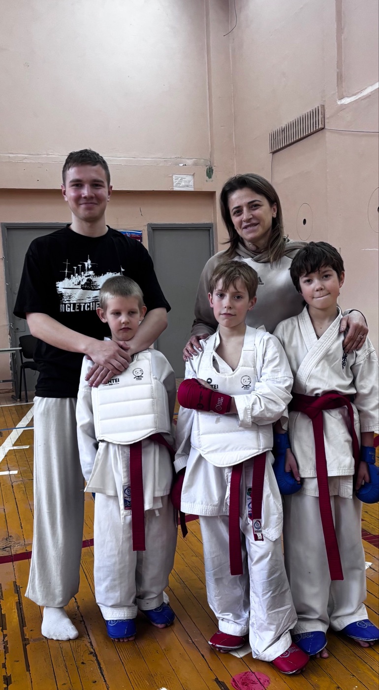 Тренер, спортсмены и родители HAJIME после турнира